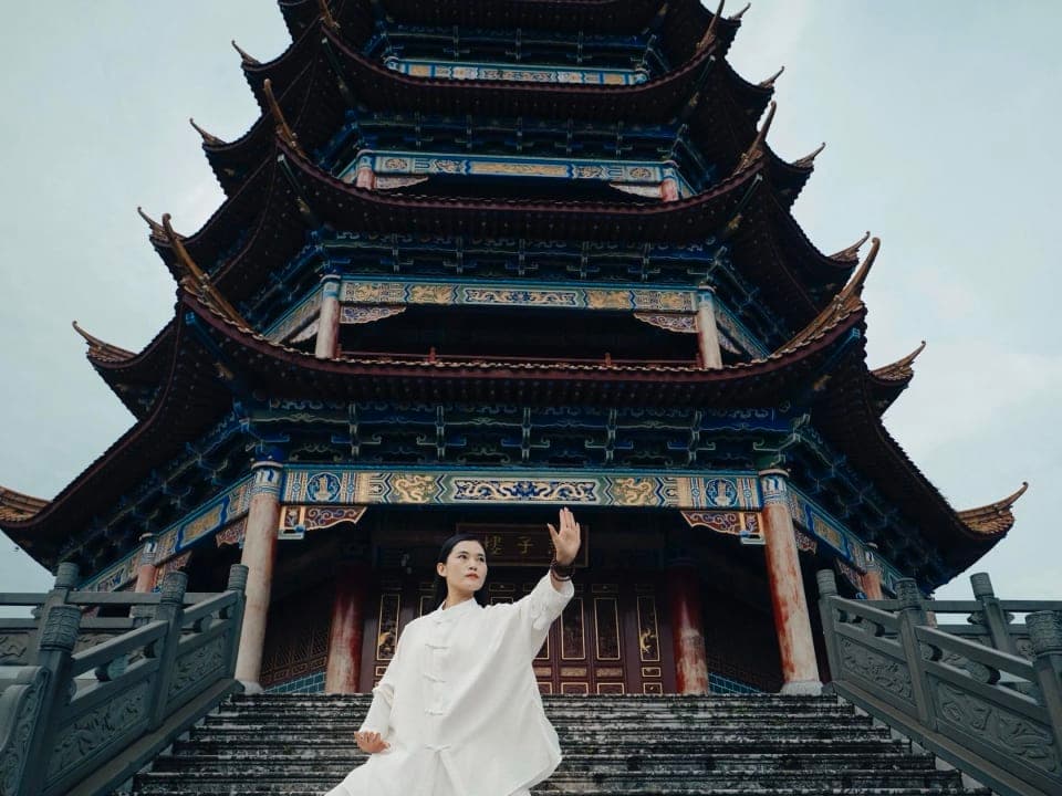 Lầu Chư Tử Mông Tự: điểm nhìn khiến vùng lựu bớt một màu