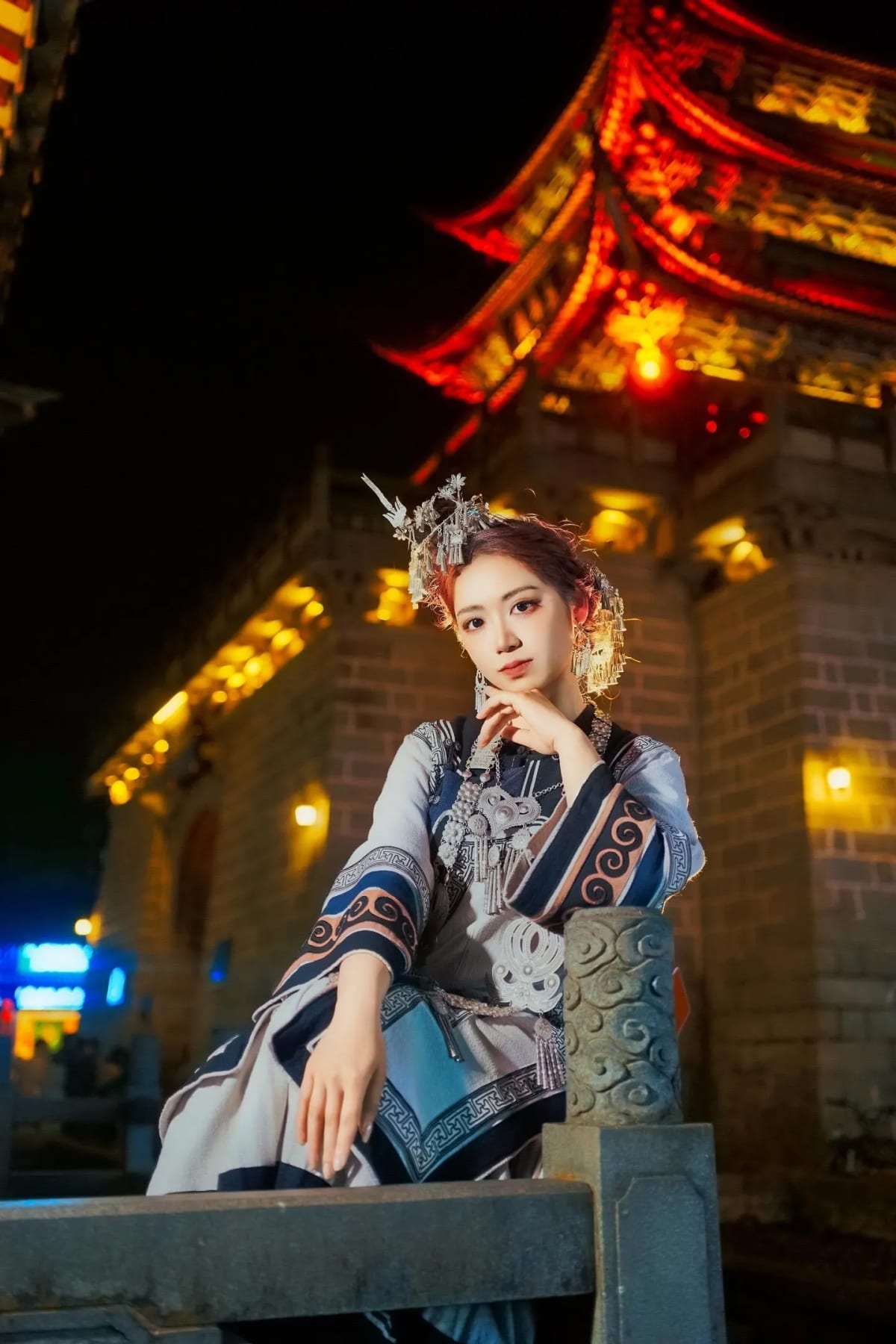 Thành cổ Đại Lý về đêm - góc 2 Du khách chụp ảnh đêm tại Thành cổ Đại Lý - ảnh 2