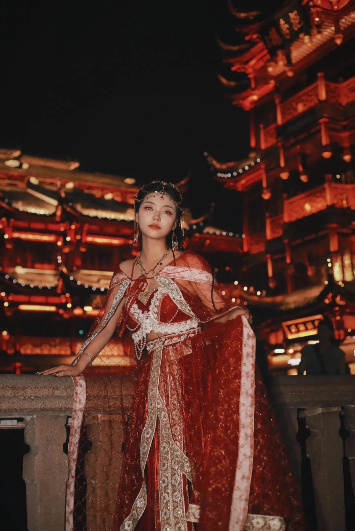 Miếu Thành Hoàng trong khu phố cổ Thượng Hải – ảnh 1 Du khách tham quan Miếu Thành Hoàng Thượng Hải – ảnh 1