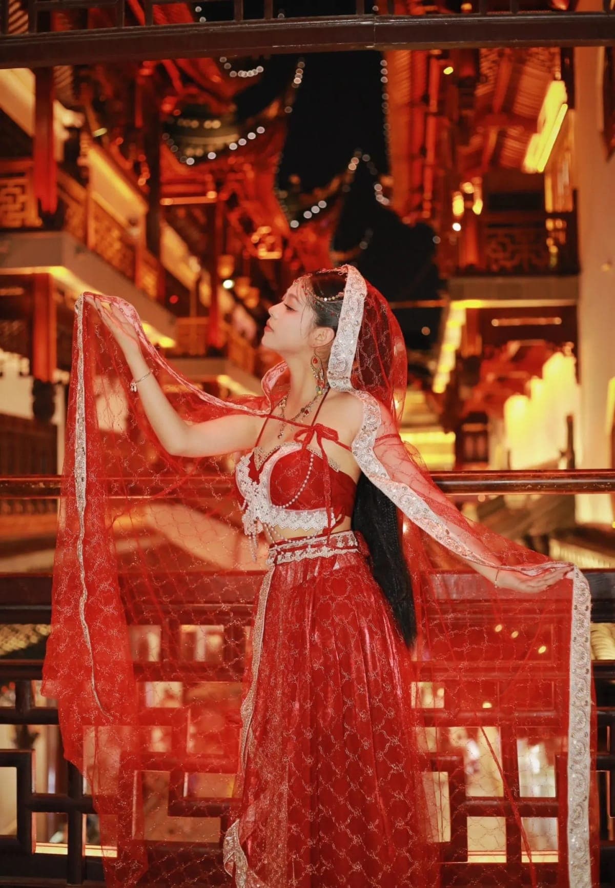 Miếu Thành Hoàng trong khu phố cổ Thượng Hải – ảnh 2 Du khách tham quan Miếu Thành Hoàng Thượng Hải – ảnh 2