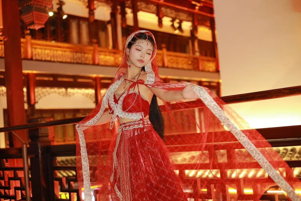 Miếu Thành Hoàng trong khu phố cổ Thượng Hải – ảnh 3 Du khách tham quan Miếu Thành Hoàng Thượng Hải – ảnh 3