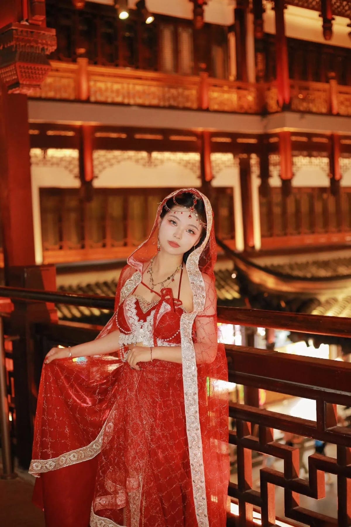 Miếu Thành Hoàng trong khu phố cổ Thượng Hải – ảnh 4 Du khách tham quan Miếu Thành Hoàng Thượng Hải – ảnh 4