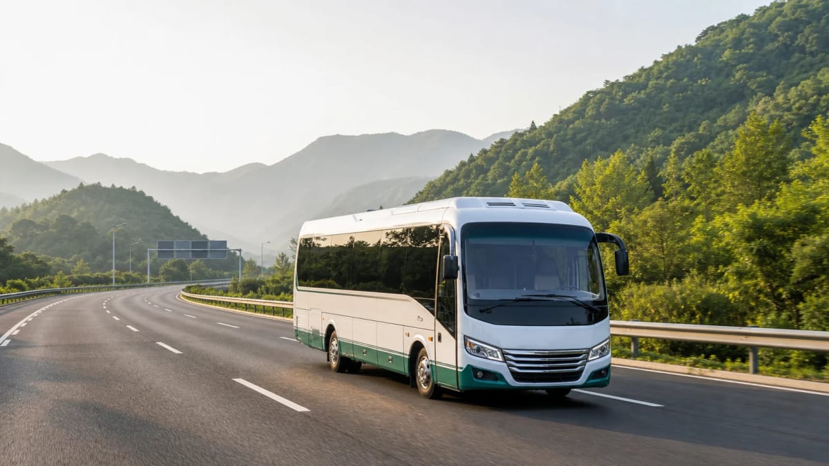 Xe đi Móng Cái từ Hà Nội và các tỉnh miền Bắc Xe khách limousine di chuyển trên cao tốc hướng Móng Cái